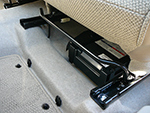 新型ラパンにもやっとエネチャージが採用され、フロントシートの下にはエネチャージ専用のバッテリーが置かれています。