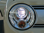 指輪をイメージしたという丸型ヘッドライトは、上級グレードではハイ／ロー切替式のディスチャージヘッドランプを採用。